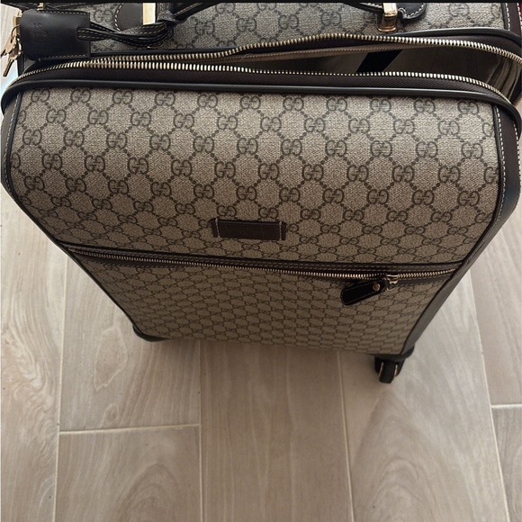 Real authentic Gucci suitcase carry on size great condition - Picture 3 of 5